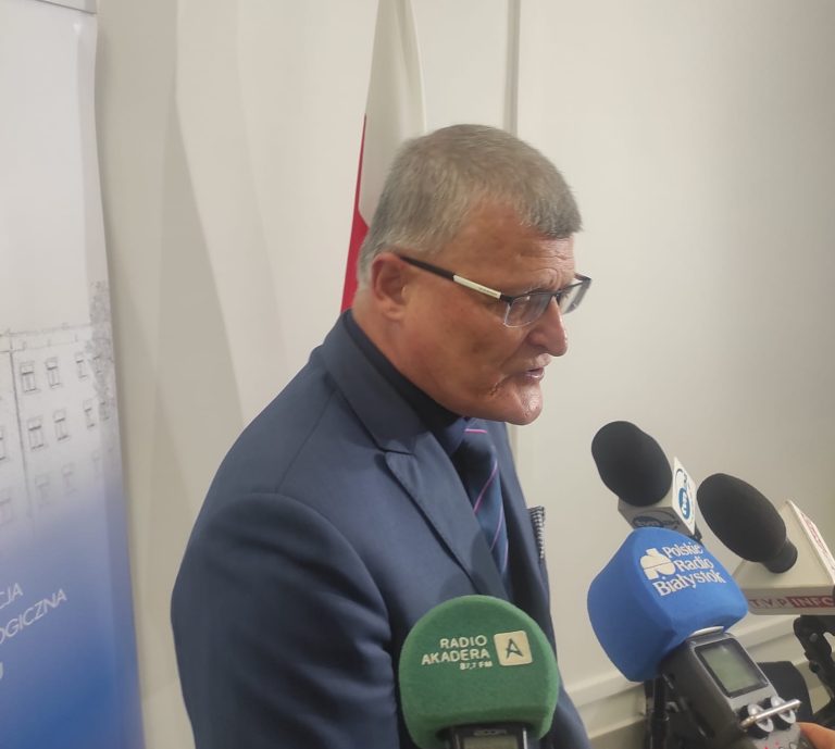 Główny inspektor sanitarny podczas briefingu prasowego