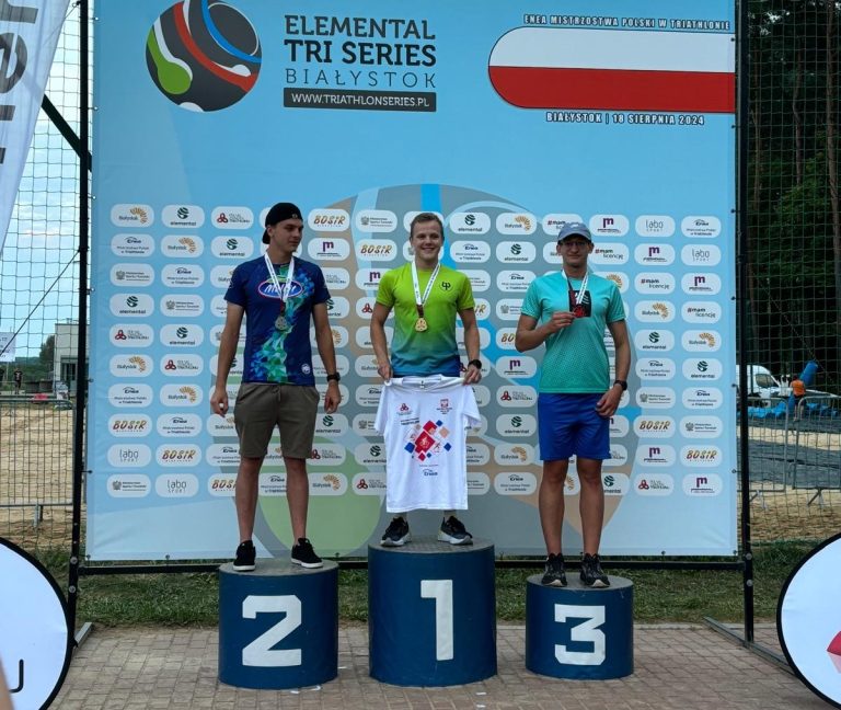 Trzech mężczyzn na podium.