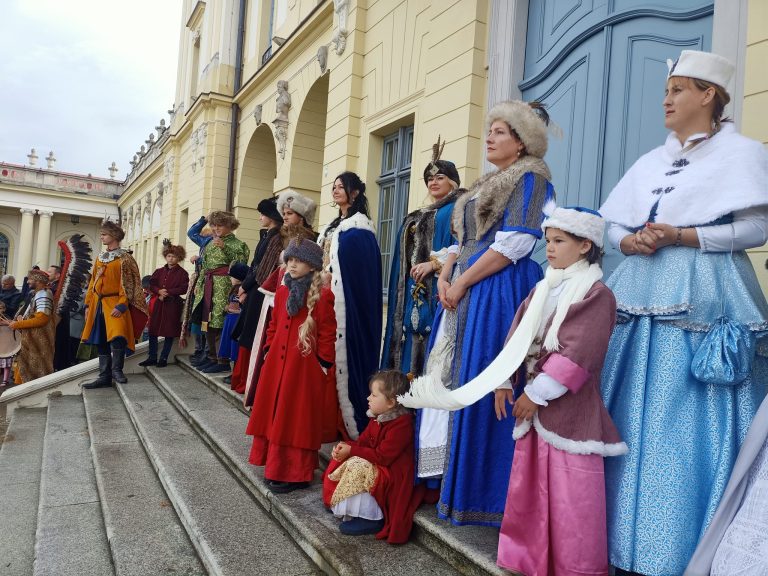 Ludzie przebrani w historyczne stroje.