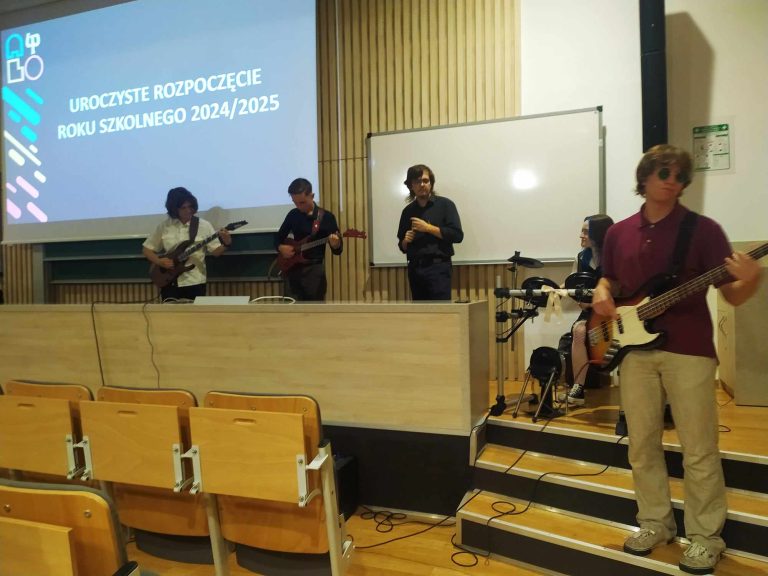 Zespół muzyczny na auli szkolnej.