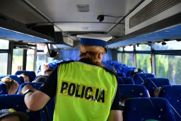 Policjantka w trakcie kontroli autobusu