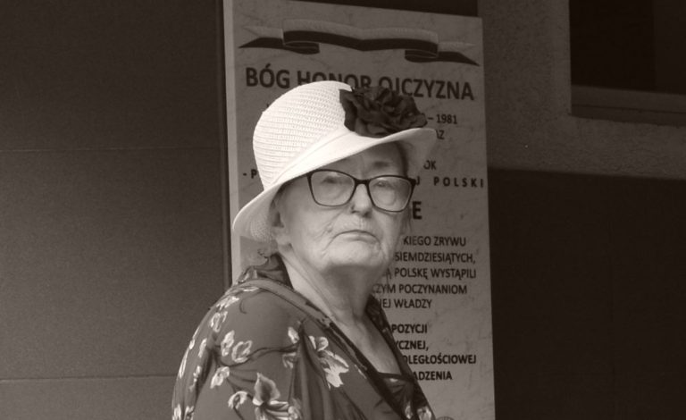 Kobieta w kapeluszu.
