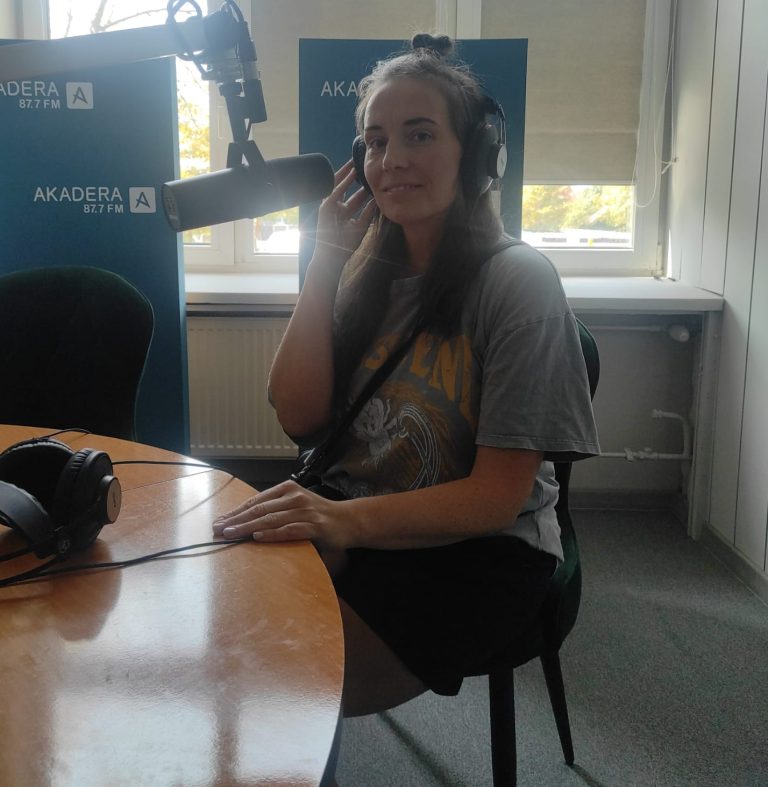 Artystka Joanna Kijak- Rajca, w studio Radia Akadera