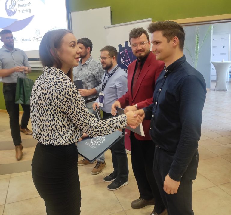 Organizatorka konferencji wręcza wyróżnienia naukowcom.