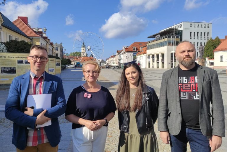 Reprezentanci fundacji na rynku kościuszki