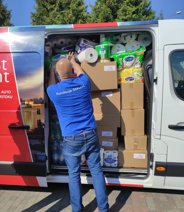 Bus z pomocą dla powodzian, pakowany przez prezesa fundacji Diallog