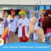 Pięć osób stojących przed szpitalem, przebranych za clowny.