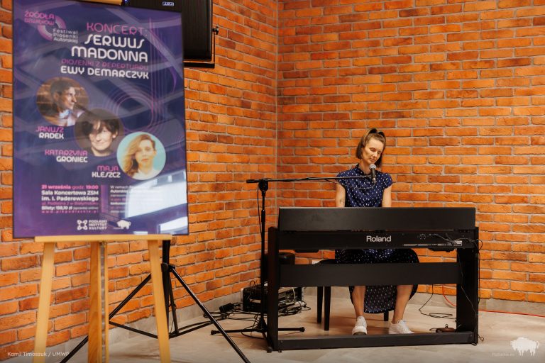 Kobieta gra na pianinie.