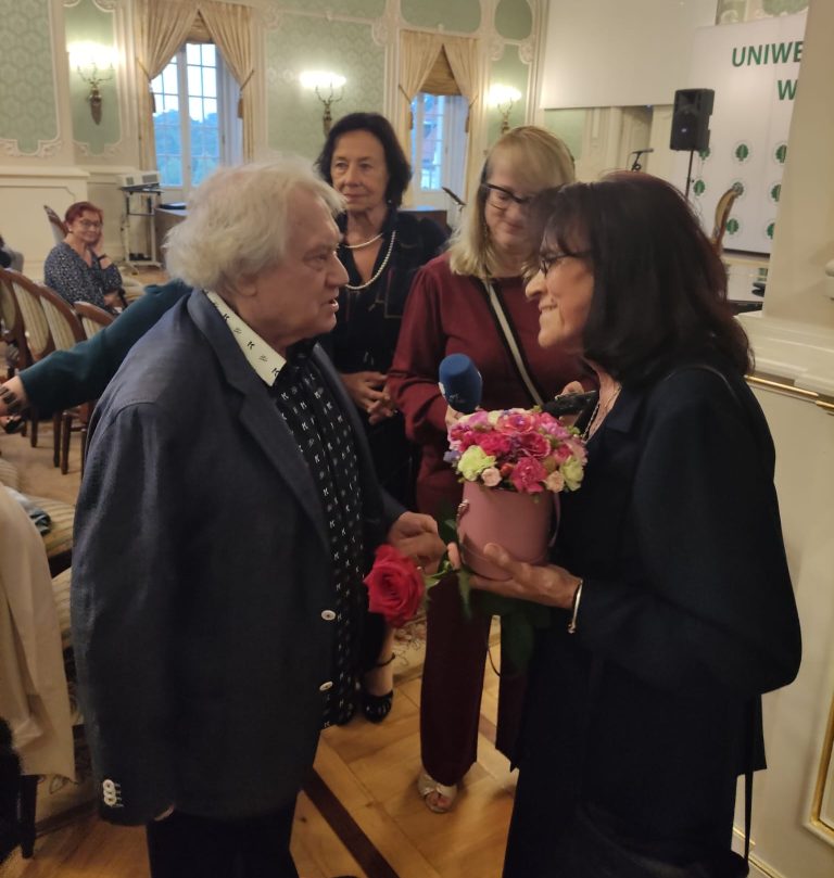 Maestro Jerzy Maksymiuk składa życzenia poetce.