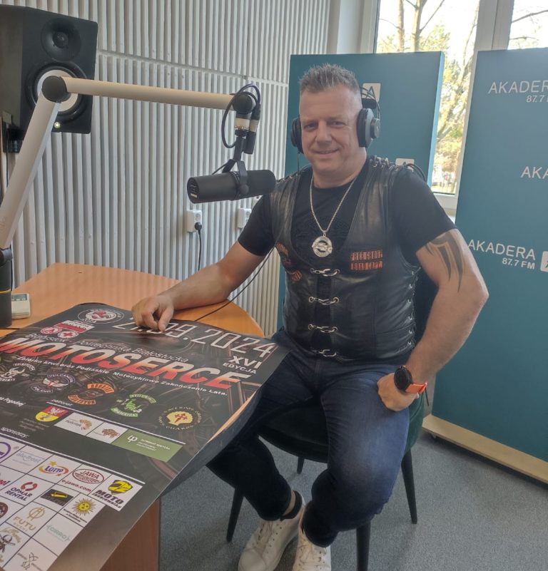 Jacek Borowski w studio radia Akadera