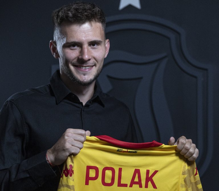 Mężczyzna trzyma koszulkę piłkarską