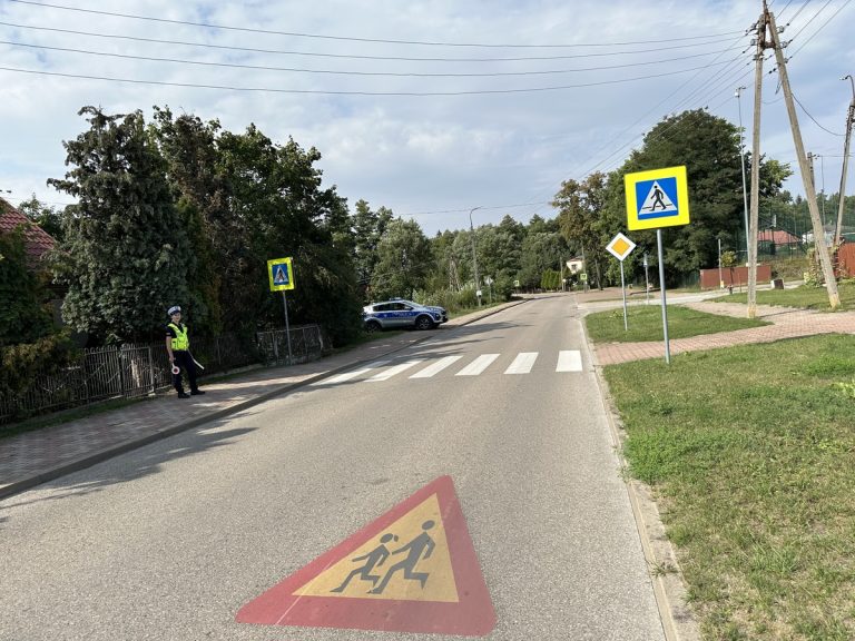 Policjant stoi przy przejściu dla pieszych