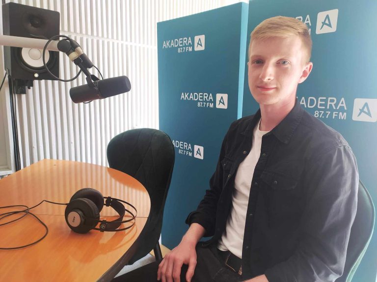 Mężczyzna w stiudo radiowym.