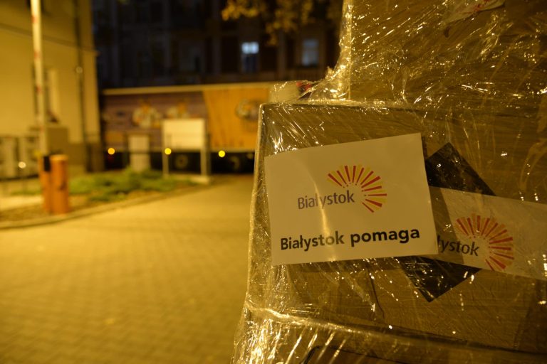 Na paczce naklejka z napisem "Białystok pomaga".