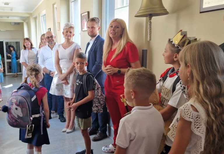 Ludzie w holu szpitala.