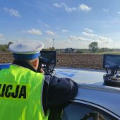 Policjant nawiguje dronem