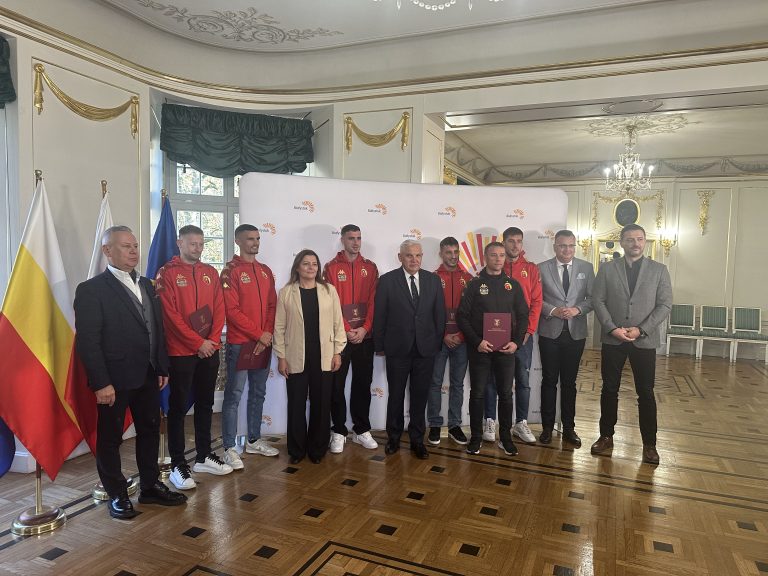 Piłkarze, trener i prezydent Miasta pozują do zdjęcia.