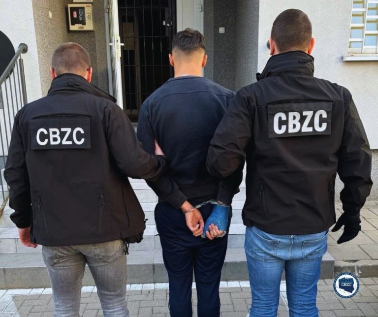 Zdjęcie z zatrzymania członka grupy przestępczej.