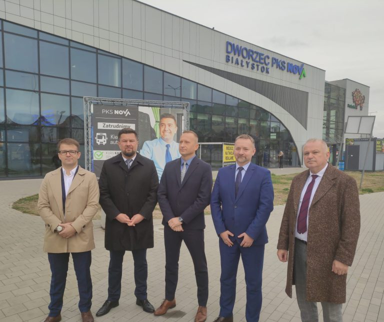 Uczestnicy konferencji pozują przy budynku dworca PKS Nova