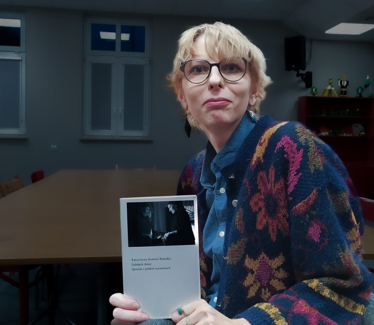 Kobieta trzymająca książkę.