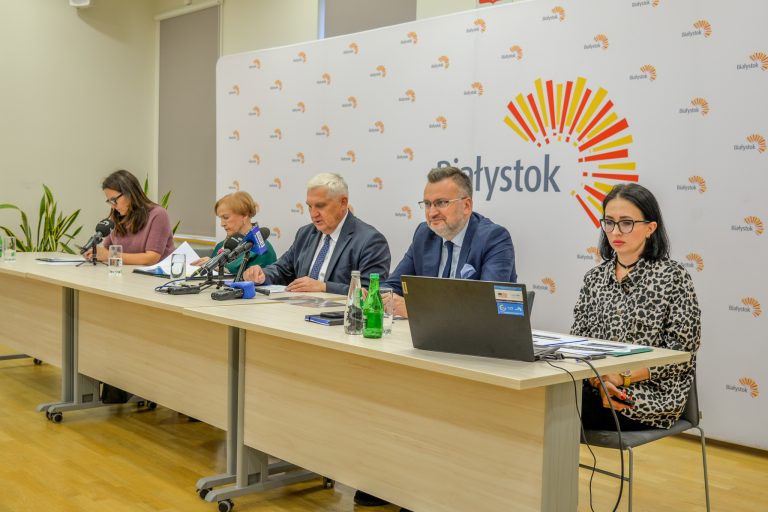 Ludzie na konferencji.