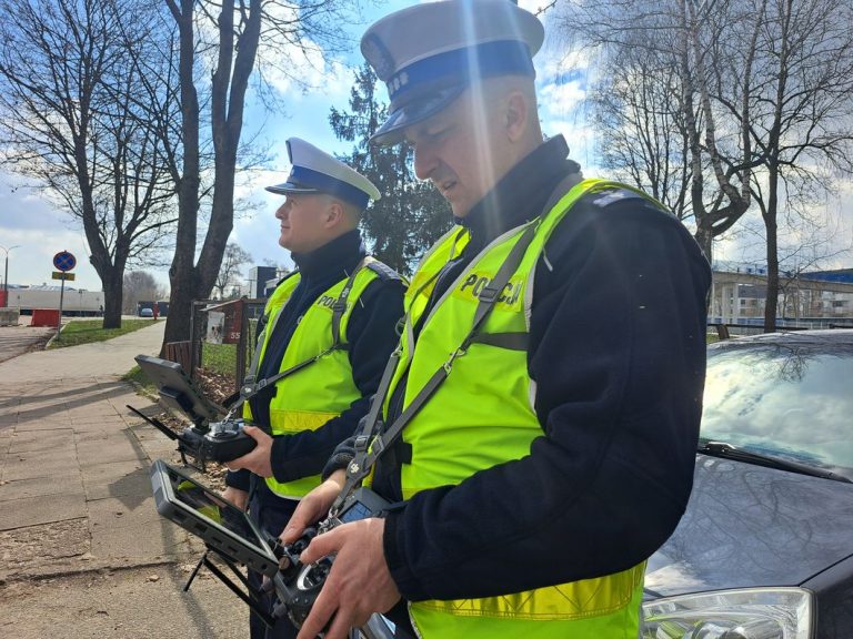 Policjanci ze specjalistycznymi tabletami.