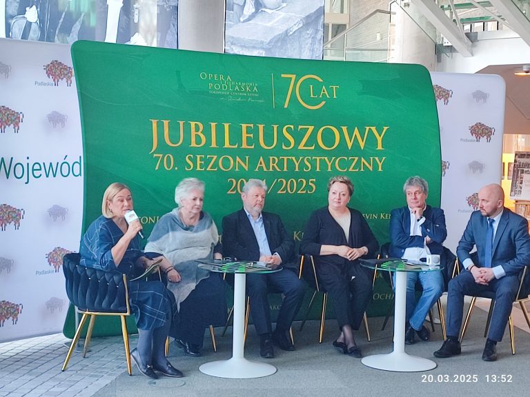Uczestnicy konferencji, na ściance w OiFP