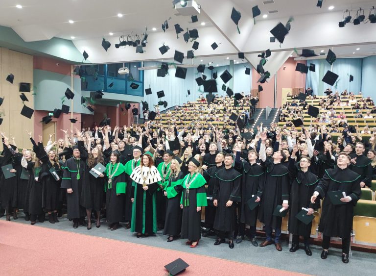 Studenci wyrzucili w górę birety podczas dyplomatorii