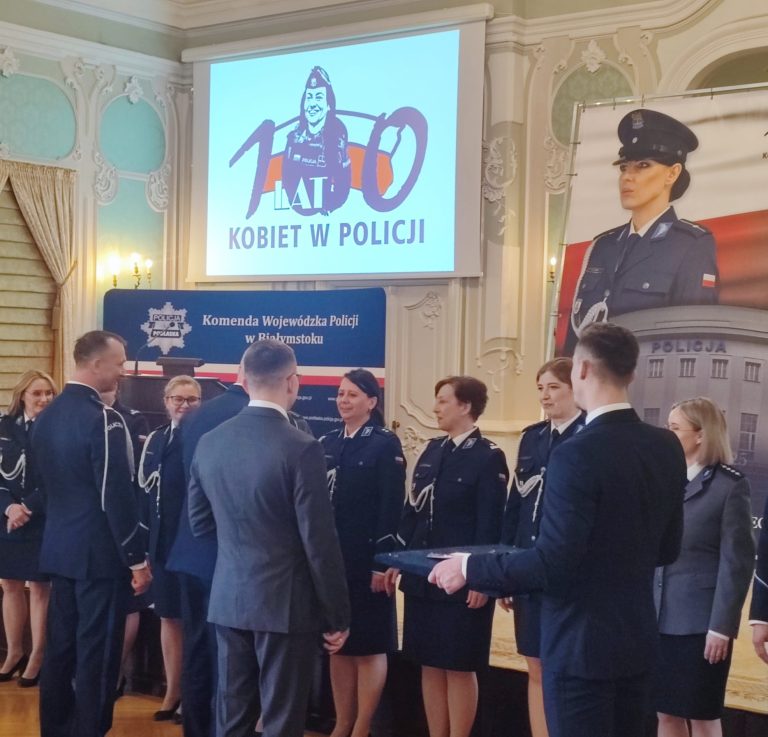 Policjantki dostają odznaczenia, podczas uroczystości 100-lecia