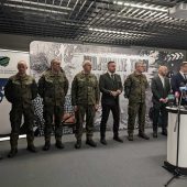 Mundurowi i politycy na konferencji służbowej.