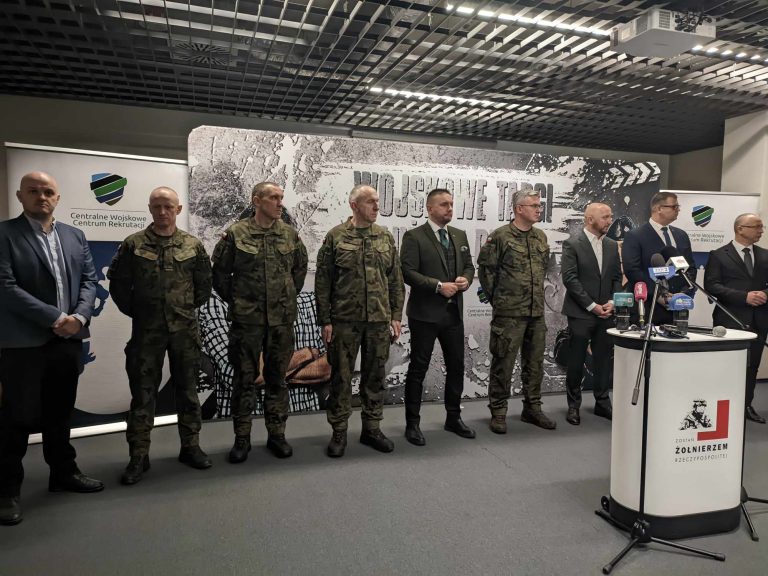 Mundurowi i politycy na konferencji służbowej.