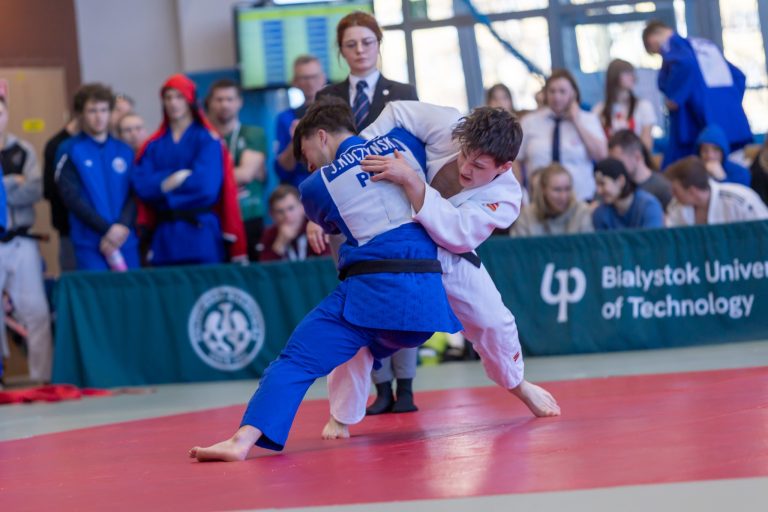 Zawodnicy judo na macie