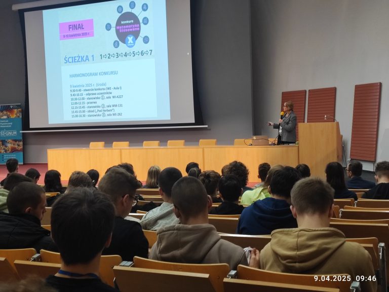 uczestnicy konkursu słuchają briefingu w auli