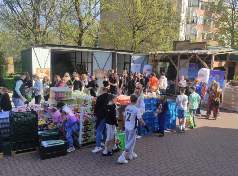 Wolontariusze kompletują świąteczne paczki.