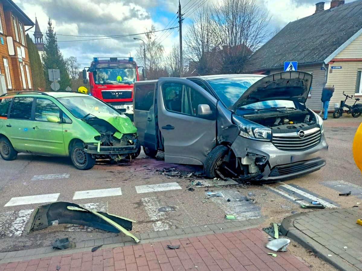 Zniszczony zielony volkswagen i szary opel po zderzeniu na skrzyżowaniu w Supraślu. Na miejscu straż pożarna i świadkowie zdarzenia