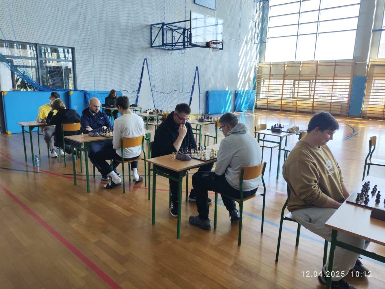 Uczestnicy turnieju szachowego grają w szachy