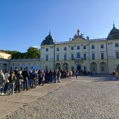 kolejka ludzi rozciągająca się przed pałacem branickich w Białymstoku