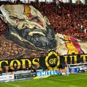 stadion pilkarski, oprawa kibicow gods od ultras, trybuny i fragment boiska na nim widac pilkarzy