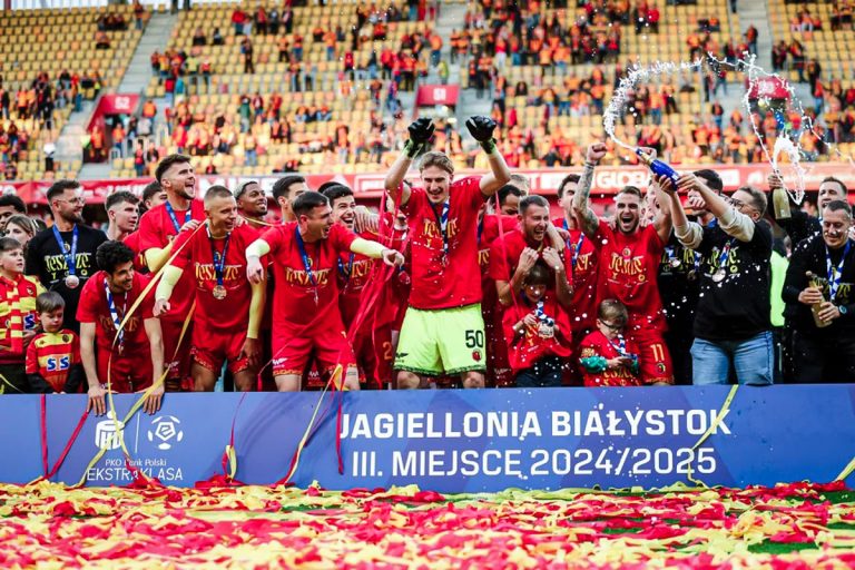 Piłkarze cieszą się na boisku.