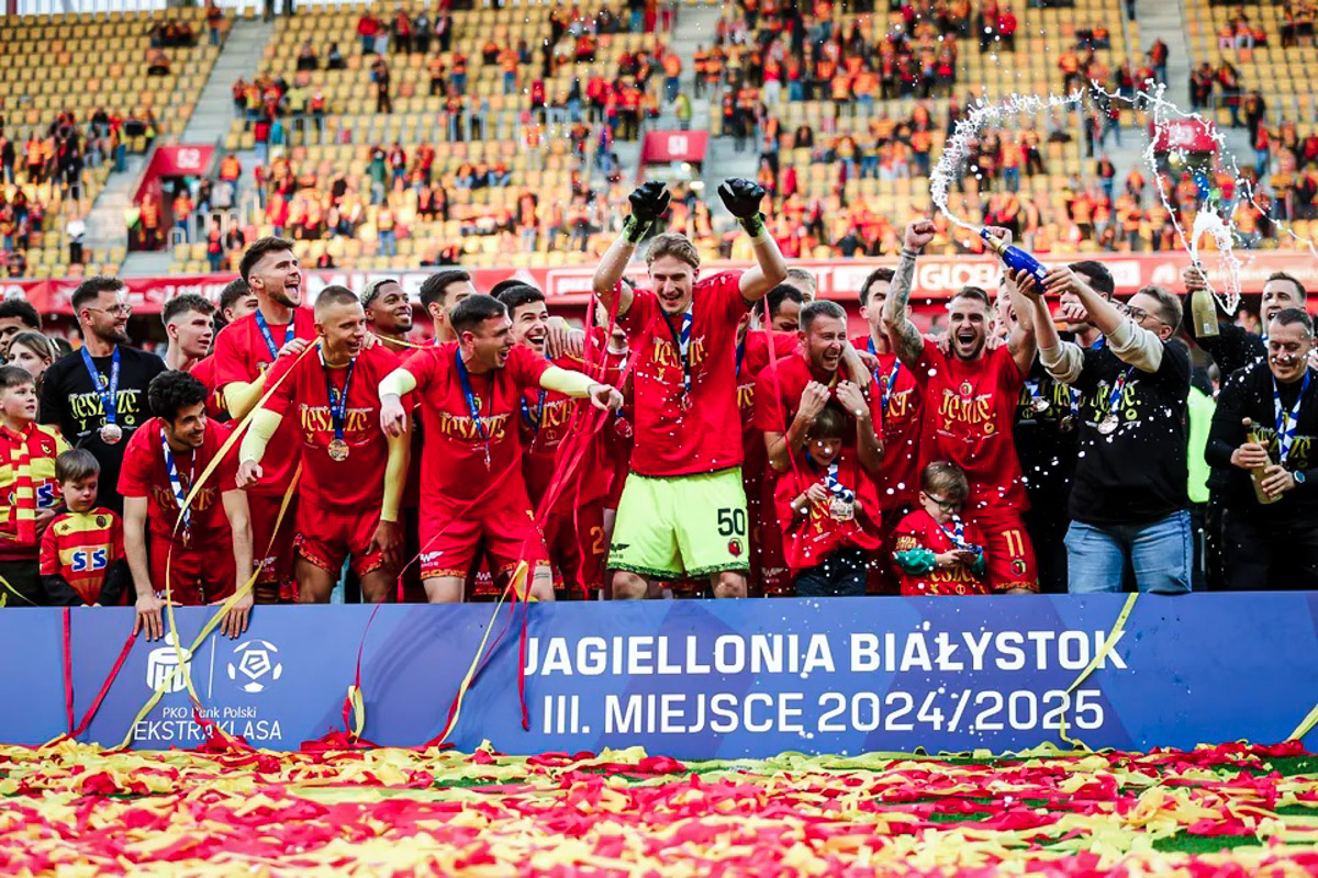 Piłkarze cieszą się na boisku.