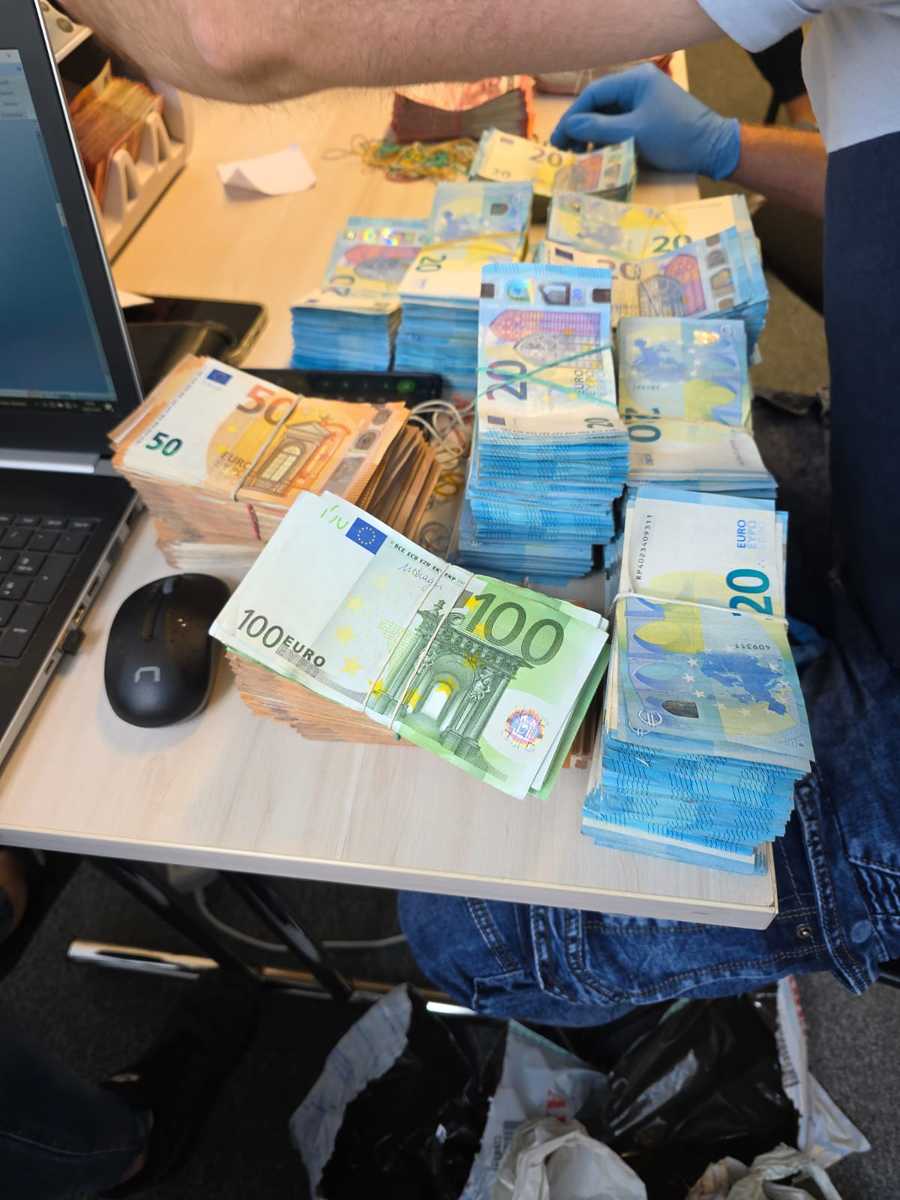 Pliki banknotów euro na blacie biurka