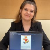 Dziewczyna pokazuje projekt maskotki liska na ekranie komputera.