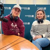 Dwie kobiety – Ewa Tatarczyk w bordowej bluzie z logo Forum Uczelni Technicznych oraz Ewa Kowalczuk-Czapko w biało-czarnej bluzce w paski – siedzą w studiu Radia Akadera z mikrofonem i słuchawkami studyjnymi. W tle ścianka z logo Radia Akadera 87.7 FM.