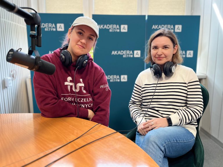 Dwie kobiety – Ewa Tatarczyk w bordowej bluzie z logo Forum Uczelni Technicznych oraz Ewa Kowalczuk-Czapko w biało-czarnej bluzce w paski – siedzą w studiu Radia Akadera z mikrofonem i słuchawkami studyjnymi. W tle ścianka z logo Radia Akadera 87.7 FM.