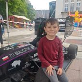 Uczestnik pikniku pozuje z bolidem Cerber CMS09
