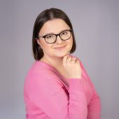 Dr inż. Magdalena Łępicka – naukowczyni z Politechniki Białostockiej, ubrana w różowy sweter, patrzy w obiektyw i uśmiecha się. Zdjęcie pochodzi z archiwum prywatnego.