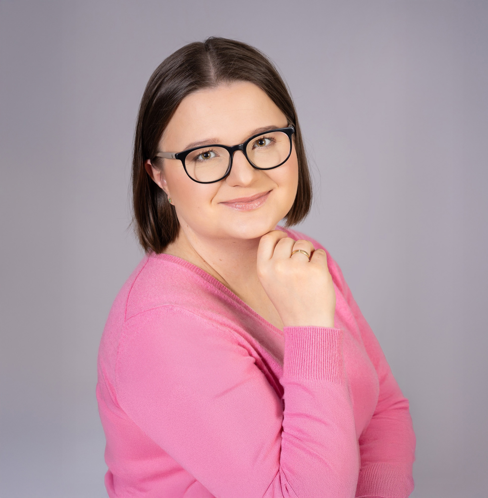 Dr inż. Magdalena Łępicka – naukowczyni z Politechniki Białostockiej, ubrana w różowy sweter, patrzy w obiektyw i uśmiecha się. Zdjęcie pochodzi z archiwum prywatnego.