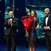 Rektor Marta Kosior-Kazberuk odbiera nagrodę Honorowego Ambasadora Województwa Podlaskiego podczas gali Podlaska Marka 2025. Na scenie towarzyszą jej marszałek Łukasz Prokorym i Cezary Cieślukowski. W tle ekran z nazwiskiem laureatki.