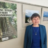 Anetta Borkowska na tle swoich zdjęć.