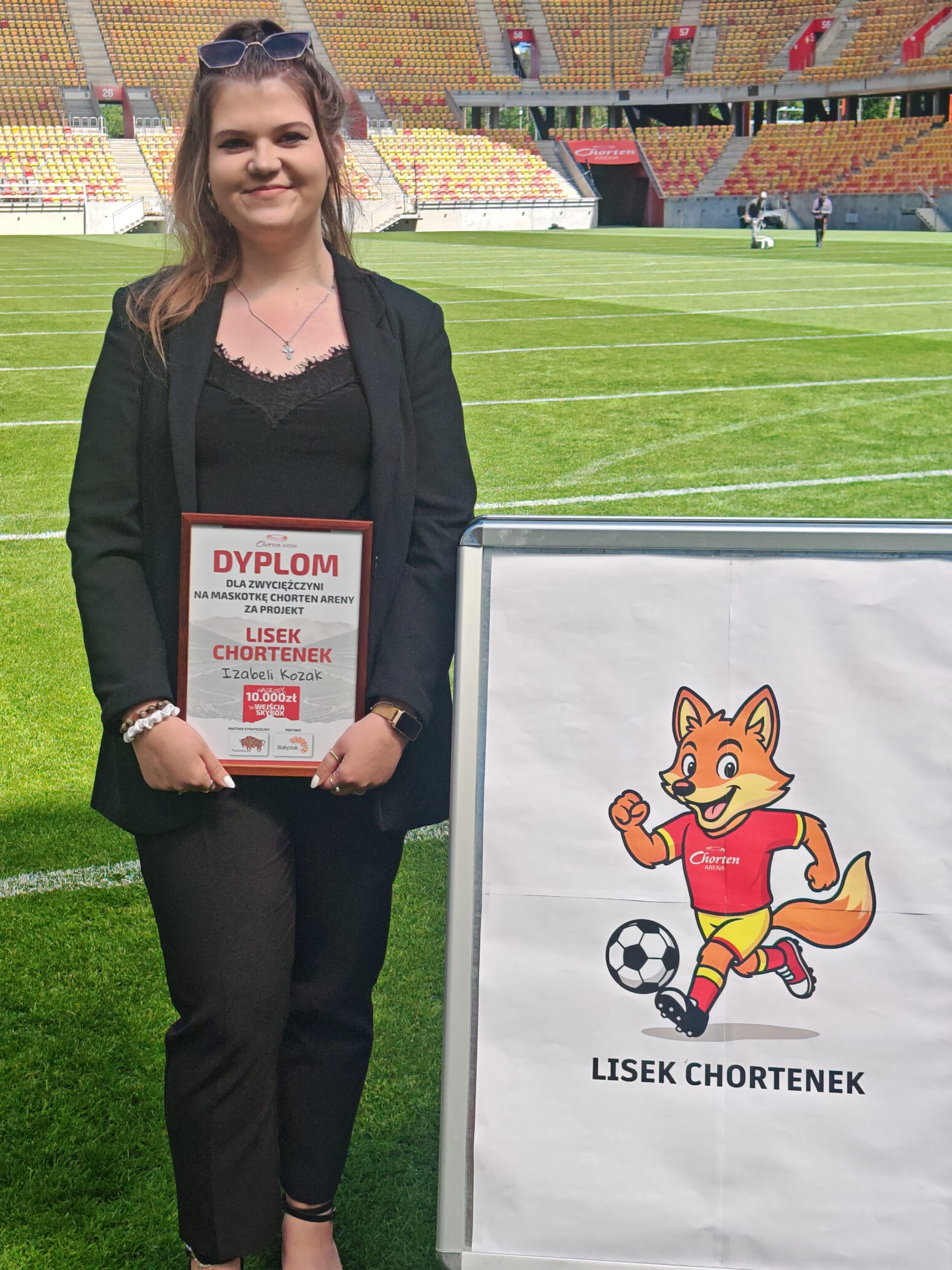 Izabela Kozak, prezentuje Liska Chortenka na murawie Chorten Arena